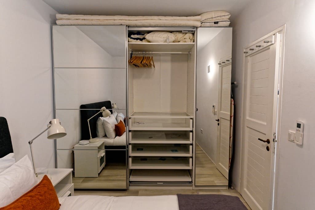 Mirrored wardrobe and storage in the Hedoni bedroom
