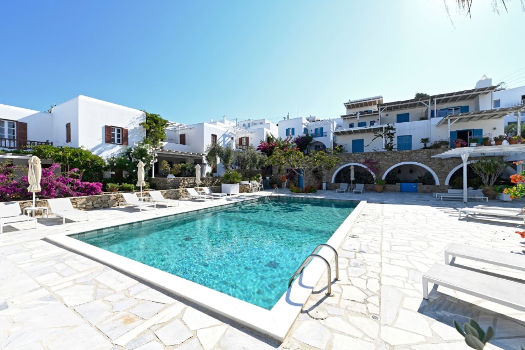 Shared pool in the Hedoni complex